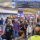 Cientos de personas cogen vuelos internos en el aeropuerto Internacional de Hartsfield-Jackson Atlanta, Georgia, Estados Unidos. EFE/Erik S. Lesser