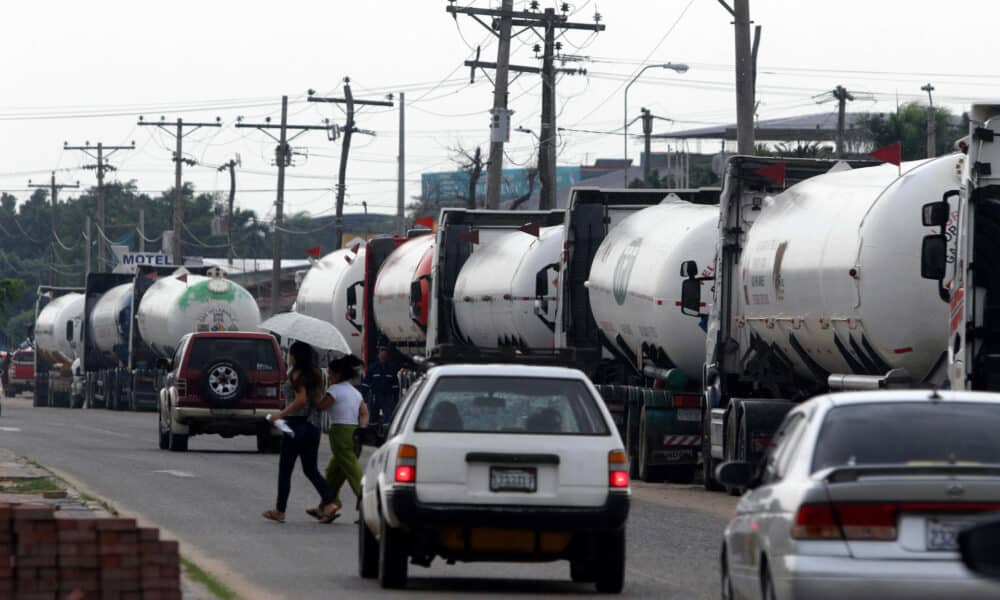 Conductores hacen fila en sus vehículos para abastecerse de combustible, este martes en Santa Cruz (Bolivia). EFE/ Juan Carlos Torrejón