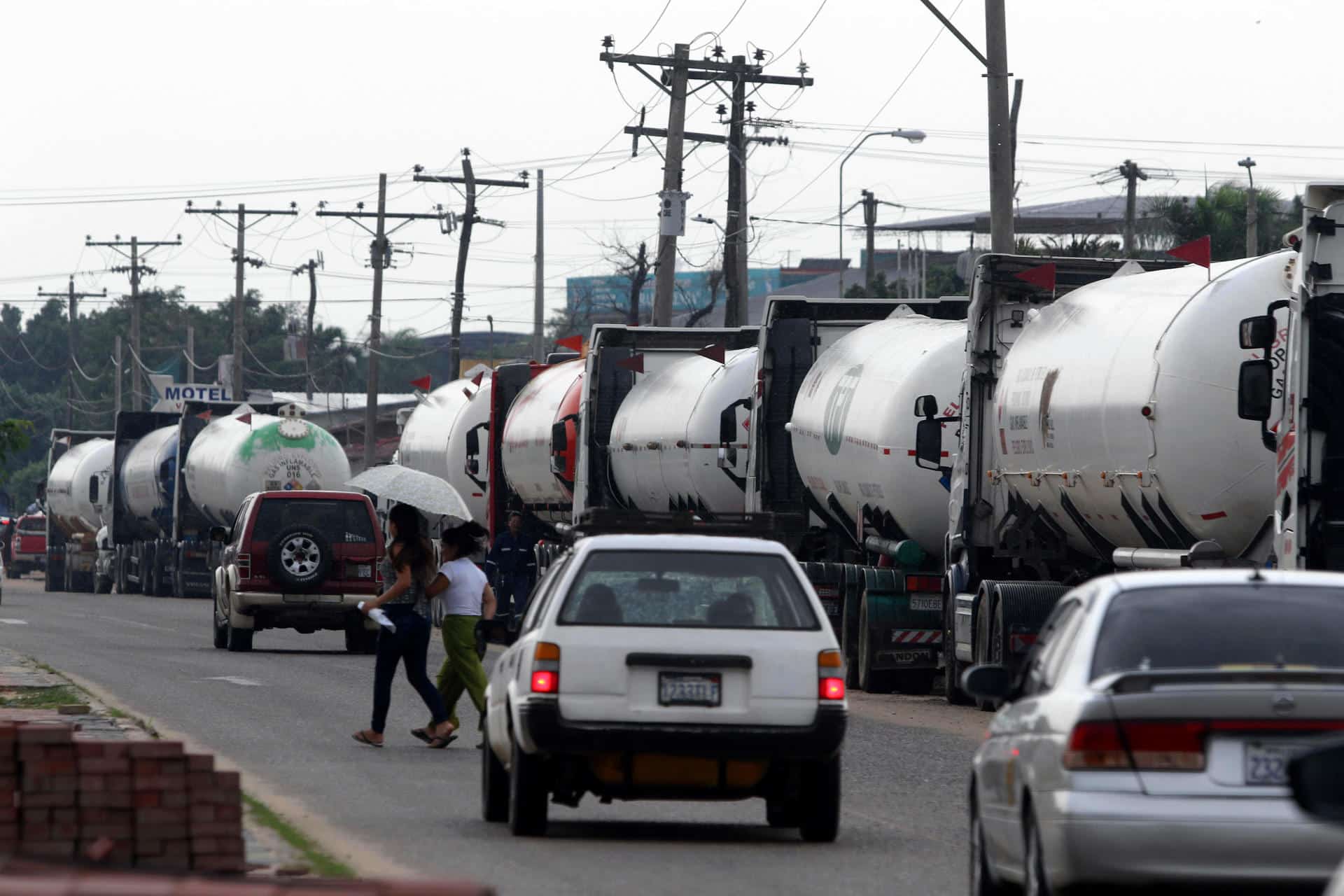 Conductores hacen fila en sus vehículos para abastecerse de combustible, este martes en Santa Cruz (Bolivia). EFE/ Juan Carlos Torrejón