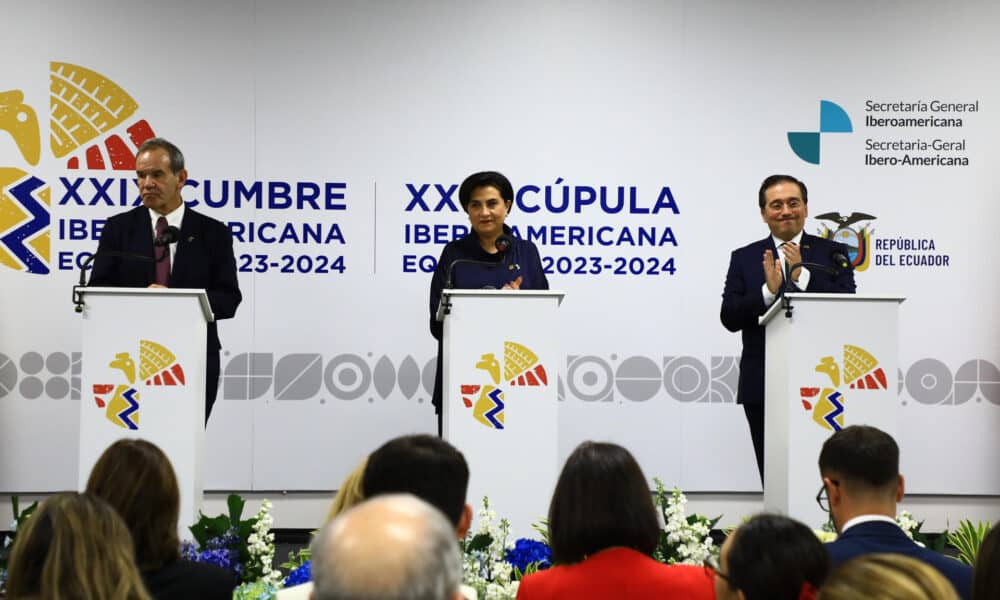 El secretario iberoamericano Andrés Allamand (i), la ministra de Relaciones Exteriores de Ecuador, Gabriela Sommerfeld (c), y el ministro de Relaciones Exteriores de España, José Manuel Albares, participan en una rueda de prensa al cierre de  la XXIX Cumbre Iberoamericana este viernes, en el museo Pumapungo en Cuenca (Ecuador). EFE/ Robert Puglla