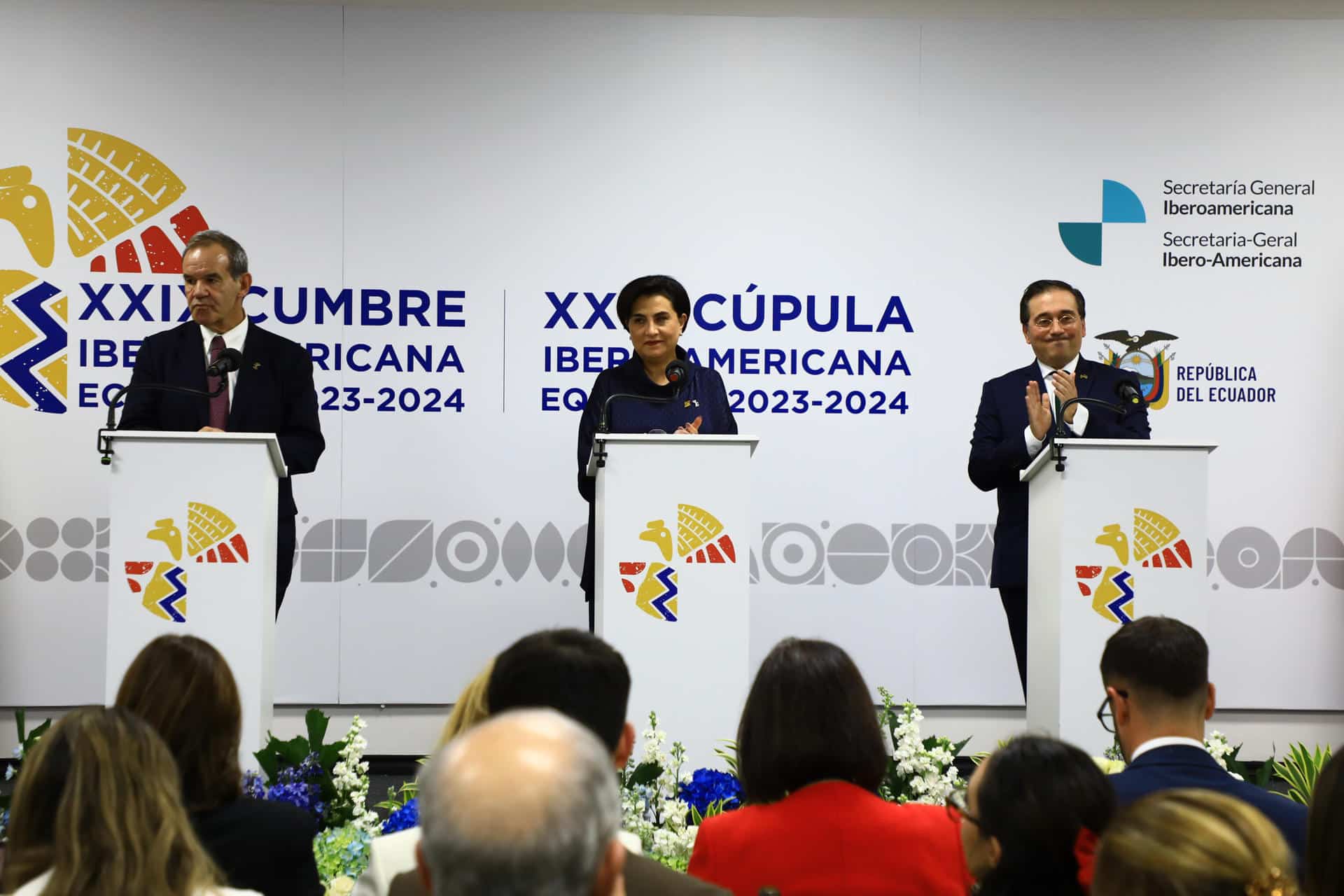 El secretario iberoamericano Andrés Allamand (i), la ministra de Relaciones Exteriores de Ecuador, Gabriela Sommerfeld (c), y el ministro de Relaciones Exteriores de España, José Manuel Albares, participan en una rueda de prensa al cierre de  la XXIX Cumbre Iberoamericana este viernes, en el museo Pumapungo en Cuenca (Ecuador). EFE/ Robert Puglla