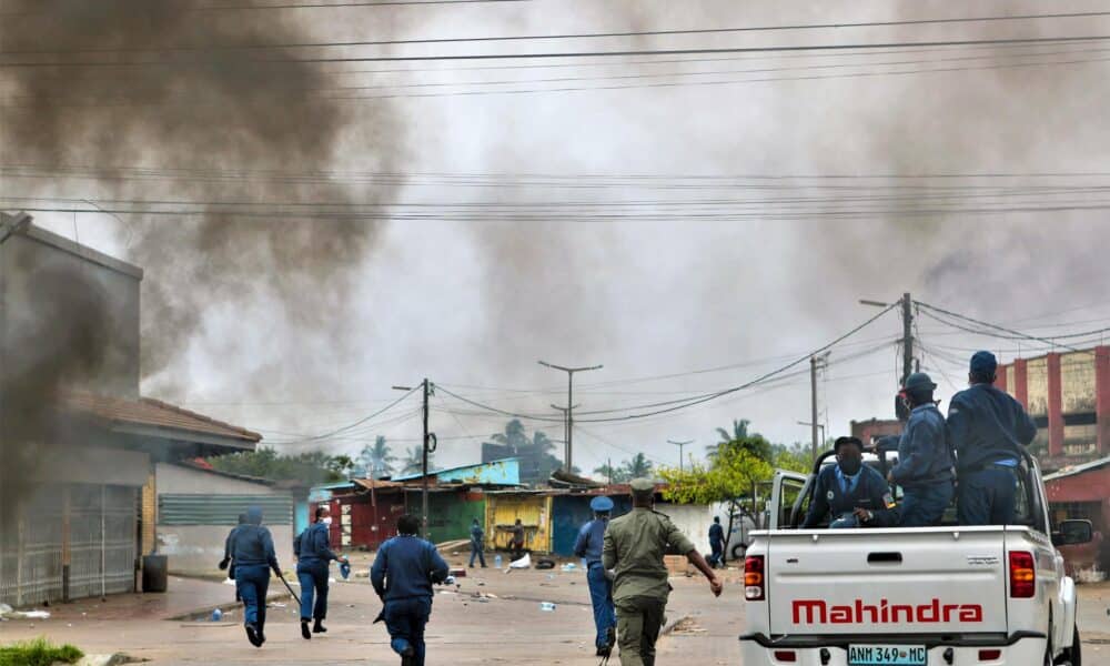 La policía intenta recuperar bienes robados después de que los manifestantes robaran un supermercado durante una huelga convocada por el Partido Optimista para el Desarrollo de Mozambique (Podemos) en Maputo, Mozambique, el 7 de noviembre de 2024.EFE/EPA/Luisa Nhantumbo