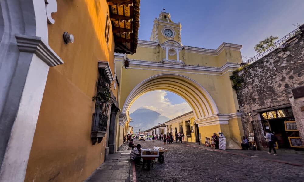 Fotografía del 30 de octubre de 2024 de la Calle del Arco, en Antigua Guatemala (Guatemala). Con paisajes inolvidables y una esencia colonial, Antigua es uno de los destinos turísticos obligatorios al viajar a Guatemala, tanto por su pasado histórico como por su vida contemporánea, esa que llama tanto la atención cada año a miles de extranjeros que disfrutan perderse en sus calles empedradas. EFE/ Andrea Godínez