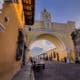 Fotografía del 30 de octubre de 2024 de la Calle del Arco, en Antigua Guatemala (Guatemala). Con paisajes inolvidables y una esencia colonial, Antigua es uno de los destinos turísticos obligatorios al viajar a Guatemala, tanto por su pasado histórico como por su vida contemporánea, esa que llama tanto la atención cada año a miles de extranjeros que disfrutan perderse en sus calles empedradas. EFE/ Andrea Godínez