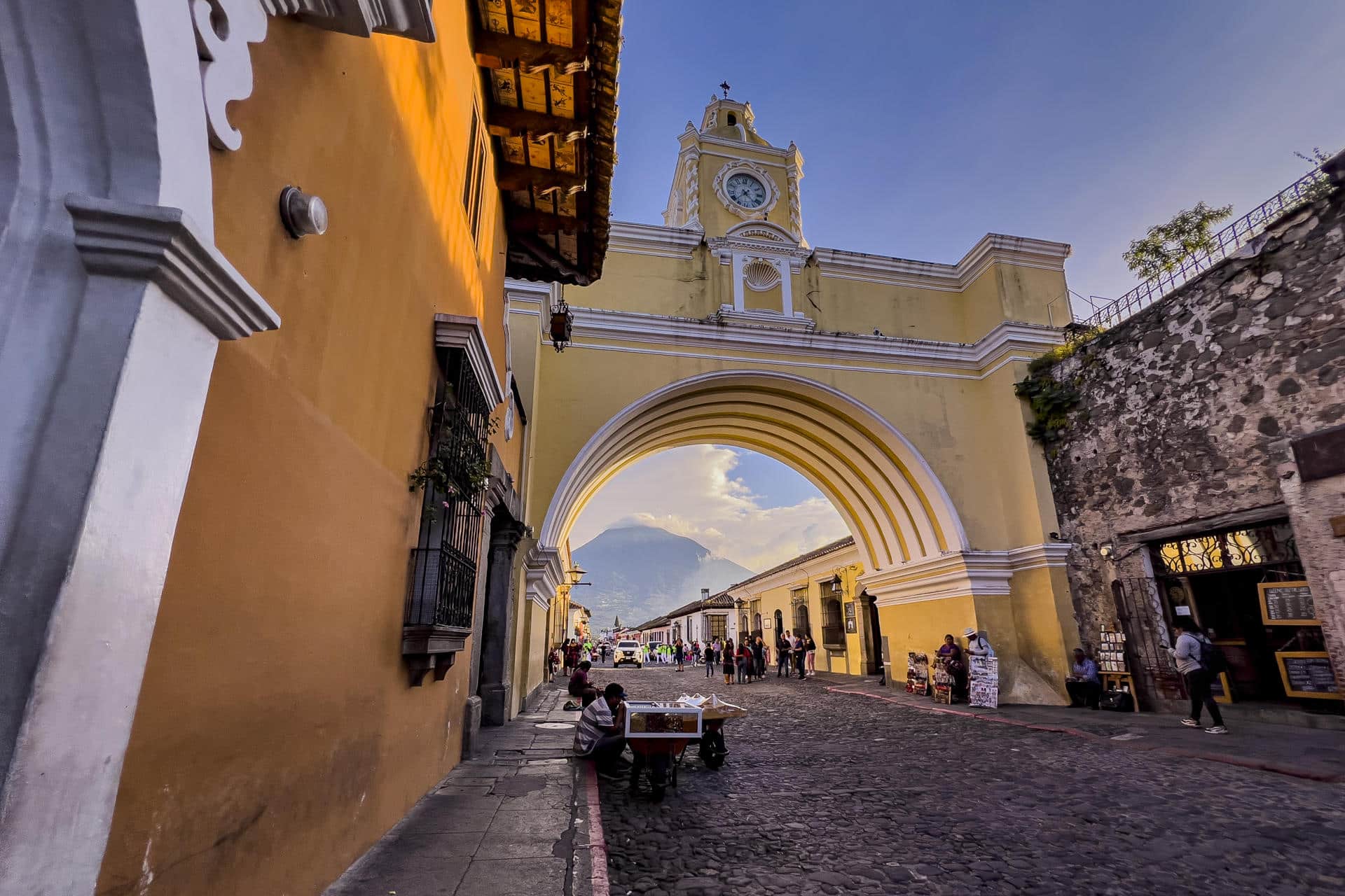 Fotografía del 30 de octubre de 2024 de la Calle del Arco, en Antigua Guatemala (Guatemala). Con paisajes inolvidables y una esencia colonial, Antigua es uno de los destinos turísticos obligatorios al viajar a Guatemala, tanto por su pasado histórico como por su vida contemporánea, esa que llama tanto la atención cada año a miles de extranjeros que disfrutan perderse en sus calles empedradas. EFE/ Andrea Godínez