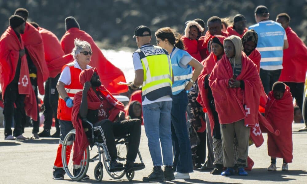 Salvamento Marítimo ha rescatado en la mañana de este martes a 222 inmigrantes de origen subsahariano y magrebí cuando viajaban en varias embarcaciones en aguas cercanas a Lanzarote y los ha trasladado al puerto de Arrecife donde han sido atendidos por personal de Cruz Roja. EFE/ Adriel Perdomo