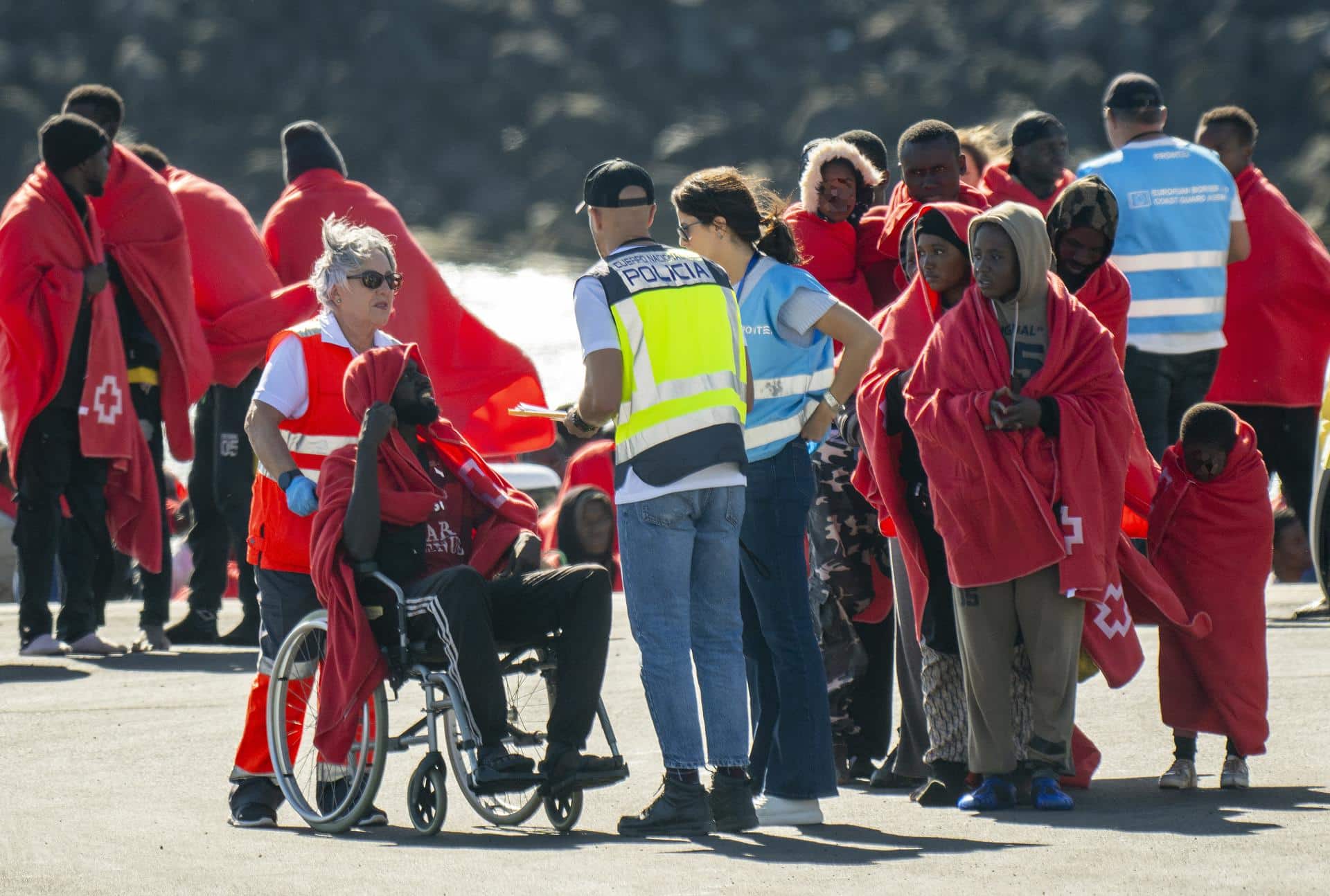 Salvamento Marítimo ha rescatado en la mañana de este martes a 222 inmigrantes de origen subsahariano y magrebí cuando viajaban en varias embarcaciones en aguas cercanas a Lanzarote y los ha trasladado al puerto de Arrecife donde han sido atendidos por personal de Cruz Roja. EFE/ Adriel Perdomo