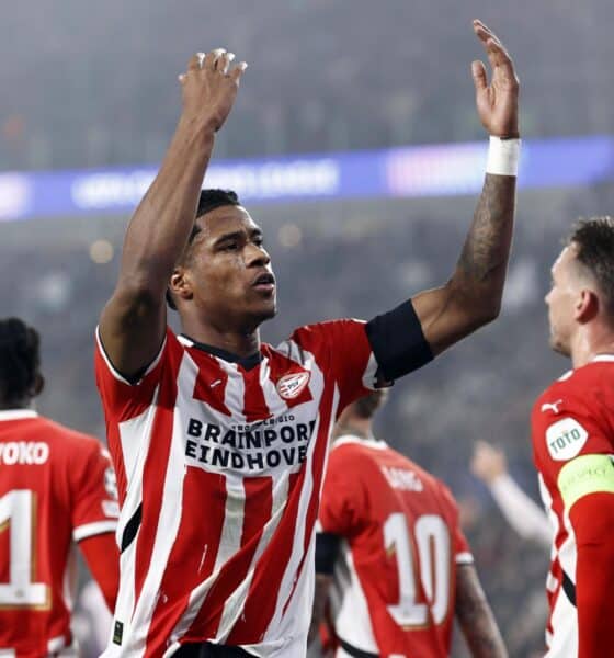 El jugador del PSV Ryan Flamingo celebra el 1-0 durante el partido de la UEFA Champions League que han jugado PSV Eindhoven y Girona FC en el Phillips Stadium en Eindhoven, Países Bajos. EFE/EPA/MAURICE VAN STEEN