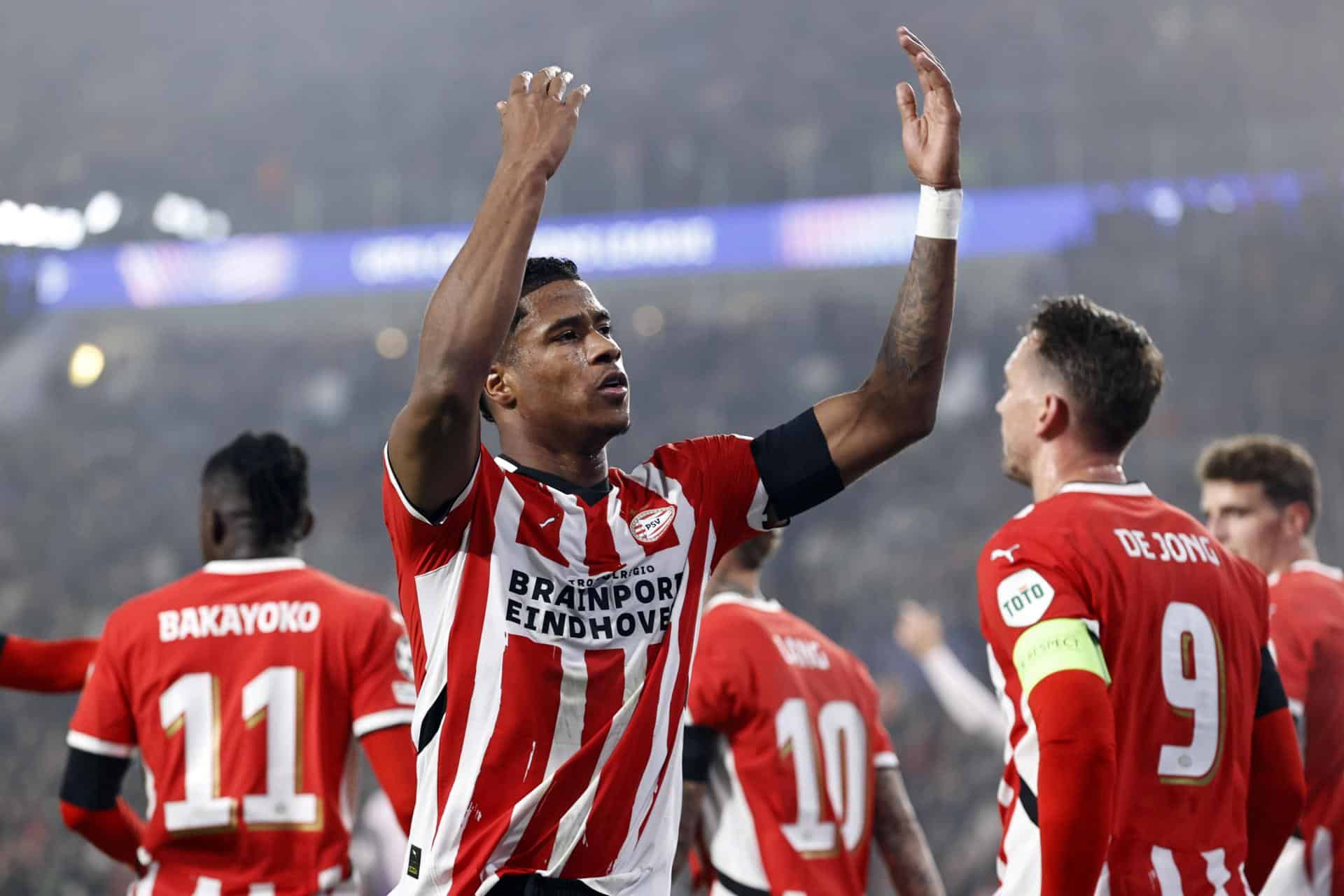 El jugador del PSV Ryan Flamingo celebra el 1-0 durante el partido de la UEFA Champions League que han jugado PSV Eindhoven y Girona FC en el Phillips Stadium en Eindhoven, Países Bajos. EFE/EPA/MAURICE VAN STEEN