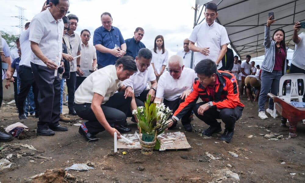 El presidente filipino, Ferdinand Marcos Jr., participa en un acto el lunes en la localidad filipina de Talisay, en el norte, afectada por un deslizamiento de tierra durante el impacto de la tormenta tropical Trami, según una fotografía cedida por la Oficina del Presidente. EFE/EPA/Philippines Presidential Communications Office HANDOUT EDITORIAL USE ONLY/NO SALES