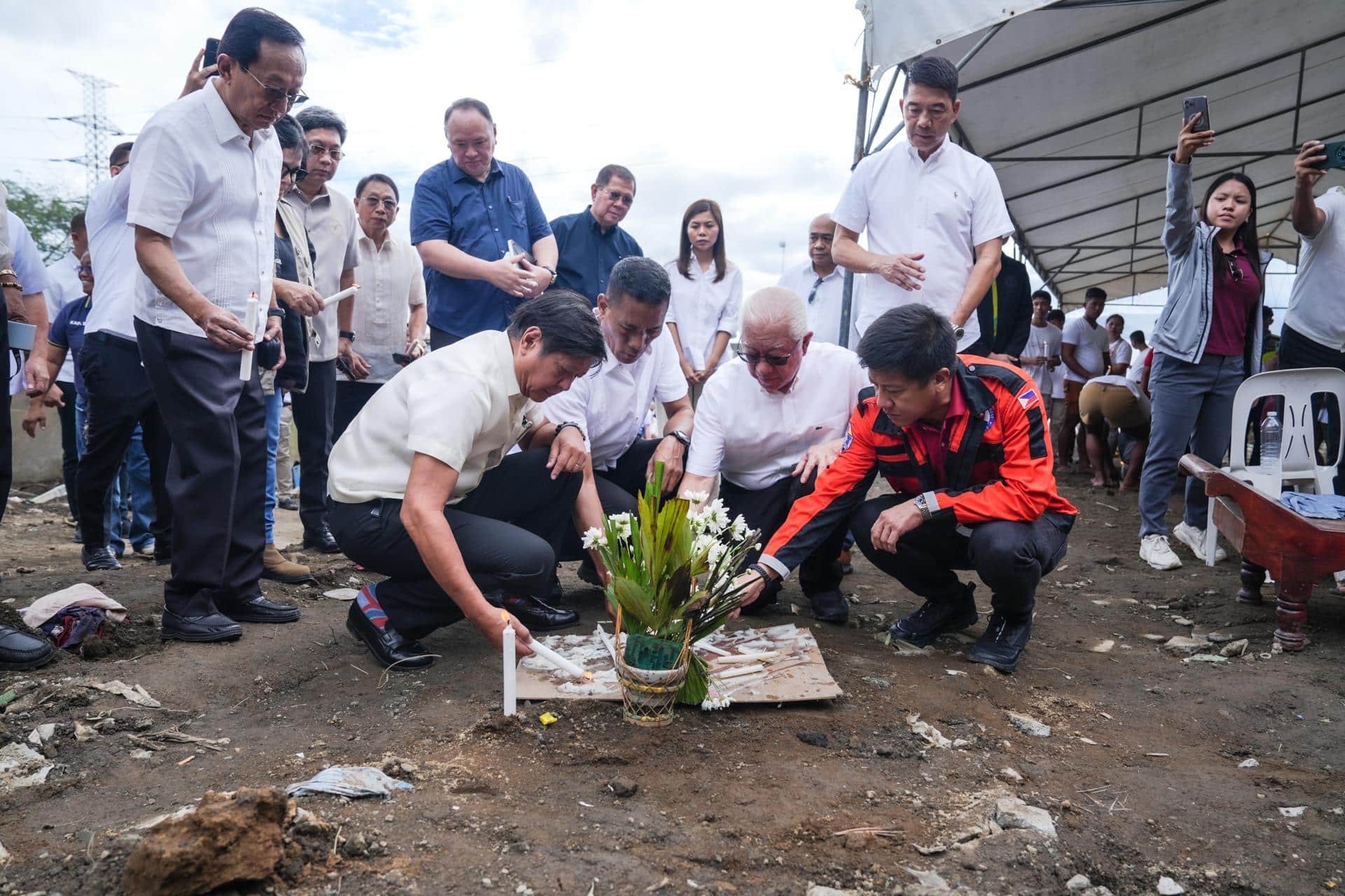 El presidente filipino, Ferdinand Marcos Jr., participa en un acto el lunes en la localidad filipina de Talisay, en el norte, afectada por un deslizamiento de tierra durante el impacto de la tormenta tropical Trami, según una fotografía cedida por la Oficina del Presidente. EFE/EPA/Philippines Presidential Communications Office HANDOUT EDITORIAL USE ONLY/NO SALES