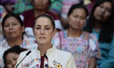 La presidenta de México, Claudia Sheinbaum, habla durante un encuentro con mujeres artesanas este miércoles, en el Palacio Nacional de Ciudad de México (México). EFE/ José Méndez