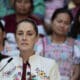 La presidenta de México, Claudia Sheinbaum, habla durante un encuentro con mujeres artesanas este miércoles, en el Palacio Nacional de Ciudad de México (México). EFE/ José Méndez