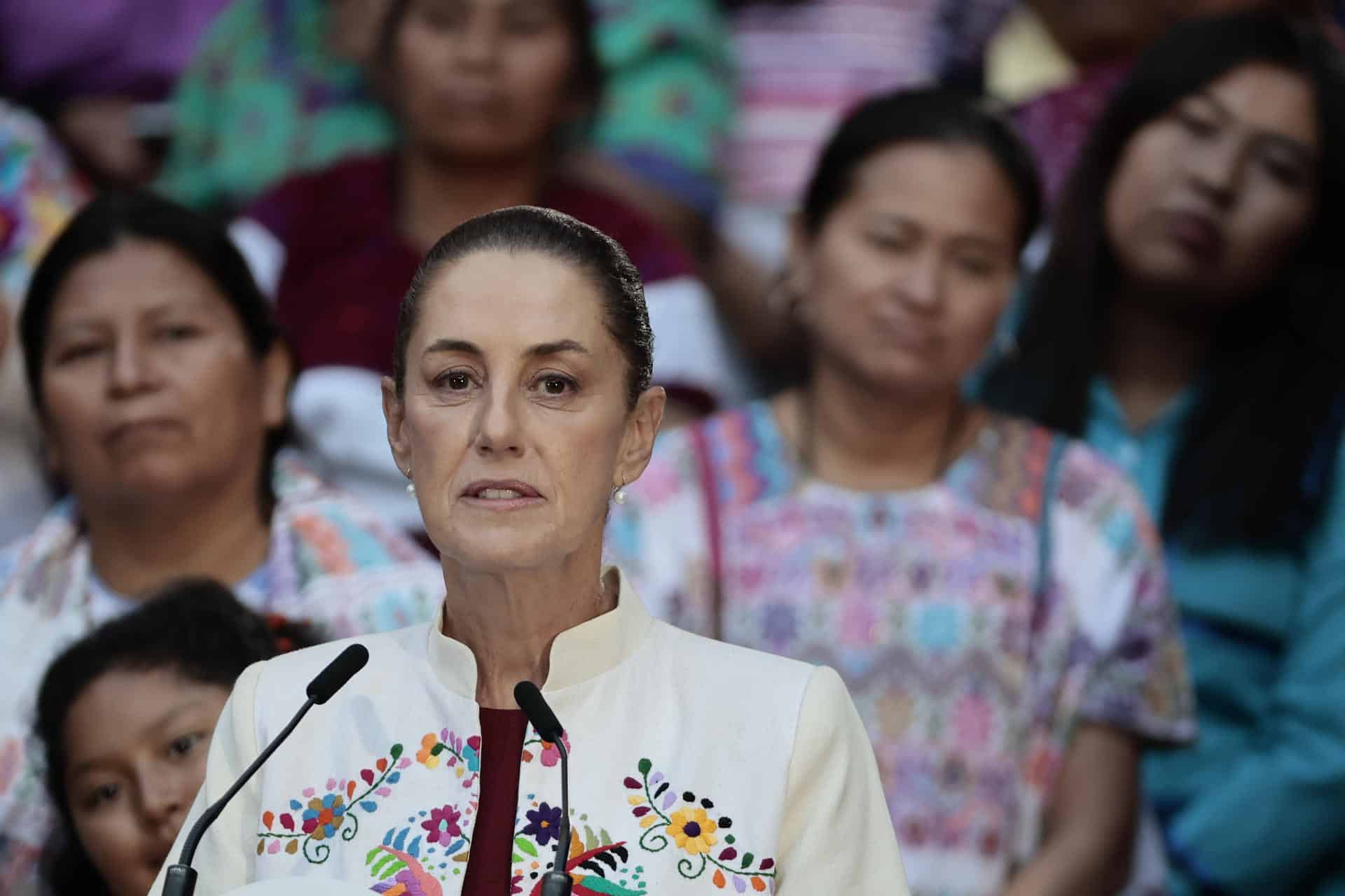 La presidenta de México, Claudia Sheinbaum, habla durante un encuentro con mujeres artesanas este miércoles, en el Palacio Nacional de Ciudad de México (México). EFE/ José Méndez