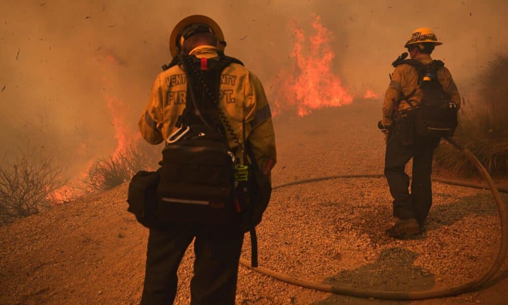 Los bomberos combaten un incendio en Moorpark, California, EE.UU. EFE/ Allison Dinner