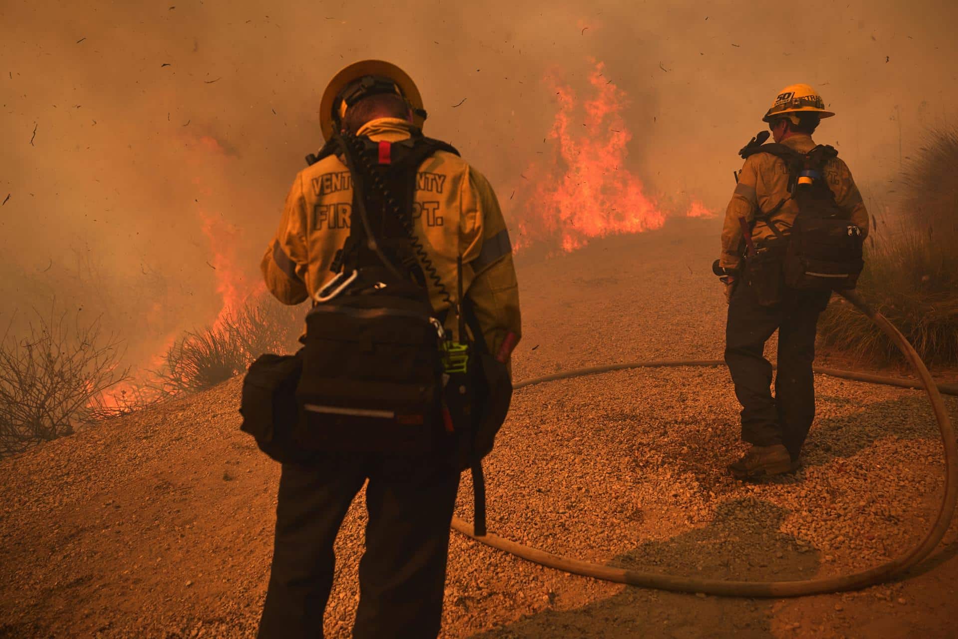 Los bomberos combaten un incendio en Moorpark, California, EE.UU. EFE/ Allison Dinner