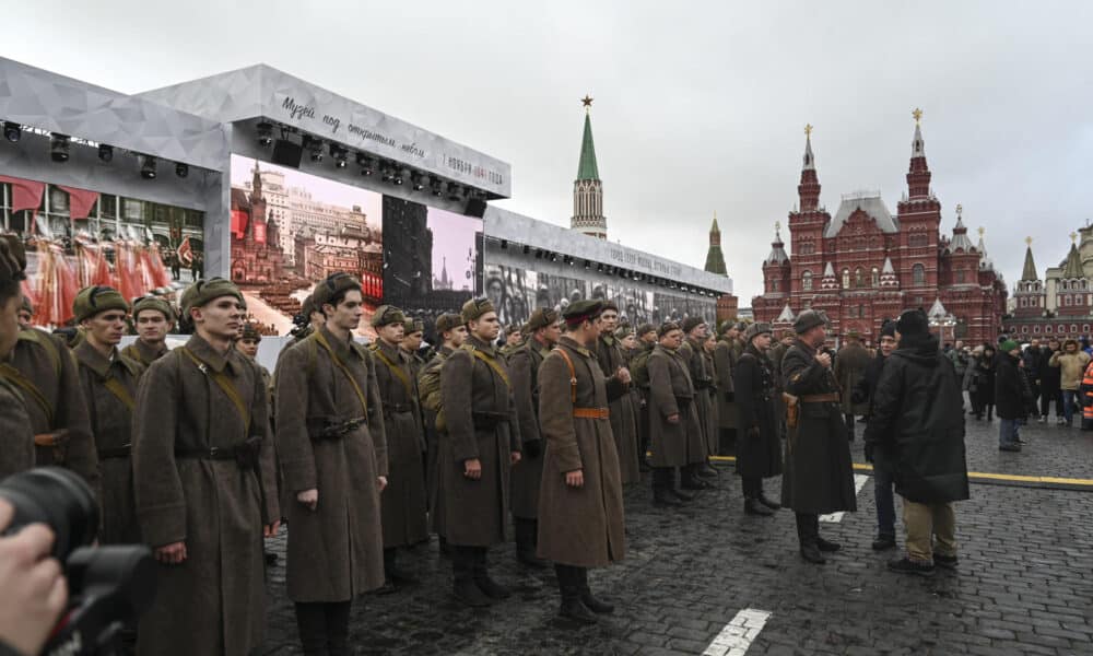 Soldados rusos con el uniforme de la segunda guerra mundial, blindados y aviones en la Plaza Roja de Moscú, donde este jueves se conmemora el aniversario del desfile militar del 7 de noviembre de 1941, tras el que el Ejército Rojo marchó para combatir contra las tropas hitlerianas que estaban a las puertas de Moscú. Una nueva "guerra fría" entre Rusia y Occidente tiene lugar por la guerra de Ucrania, al cumplirse 35 años de la caída del Muro.-EFE/ Ignacio Ortega