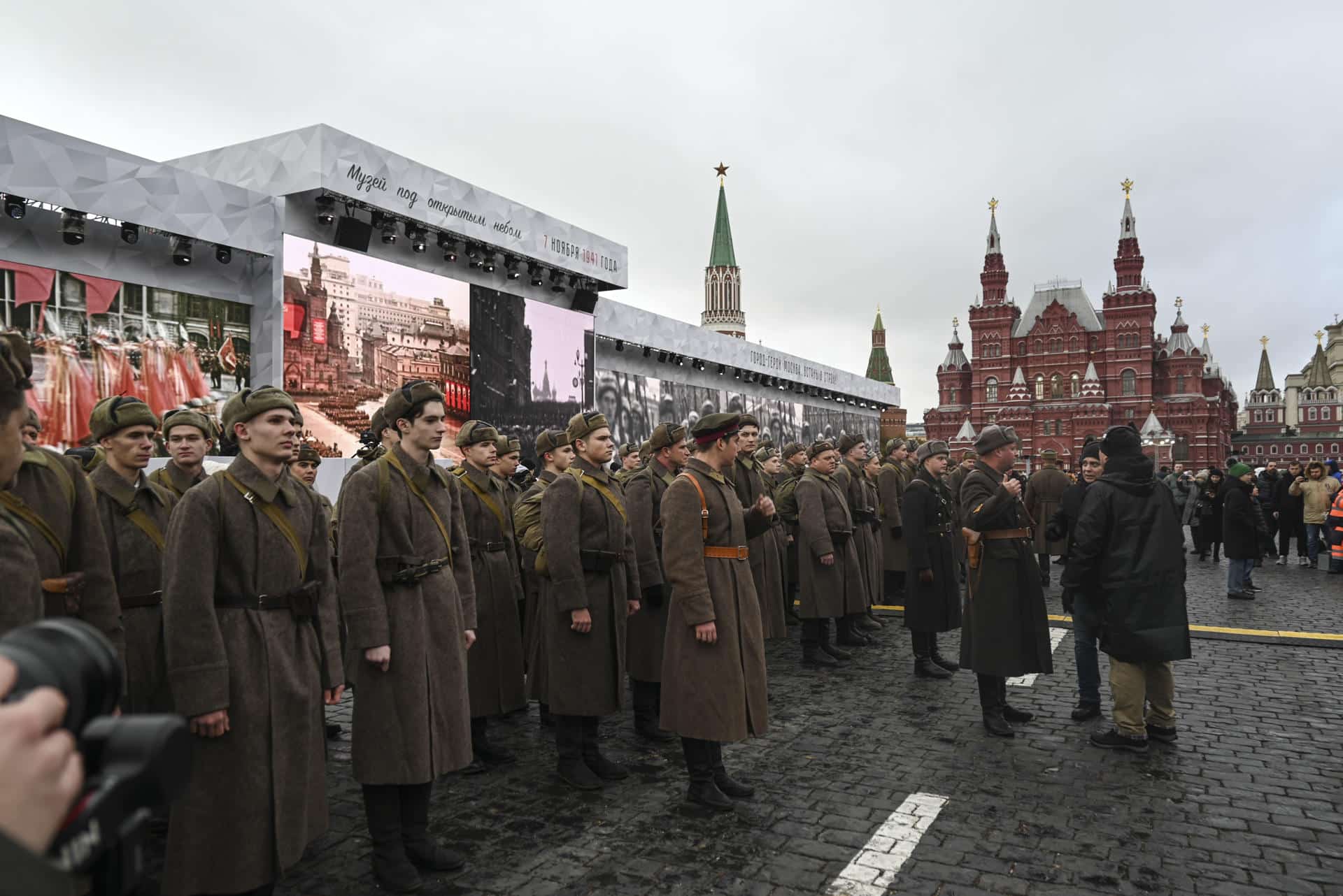 Soldados rusos con el uniforme de la segunda guerra mundial, blindados y aviones en la Plaza Roja de Moscú, donde este jueves se conmemora el aniversario del desfile militar del 7 de noviembre de 1941, tras el que el Ejército Rojo marchó para combatir contra las tropas hitlerianas que estaban a las puertas de Moscú. Una nueva "guerra fría" entre Rusia y Occidente tiene lugar por la guerra de Ucrania, al cumplirse 35 años de la caída del Muro.-EFE/ Ignacio Ortega