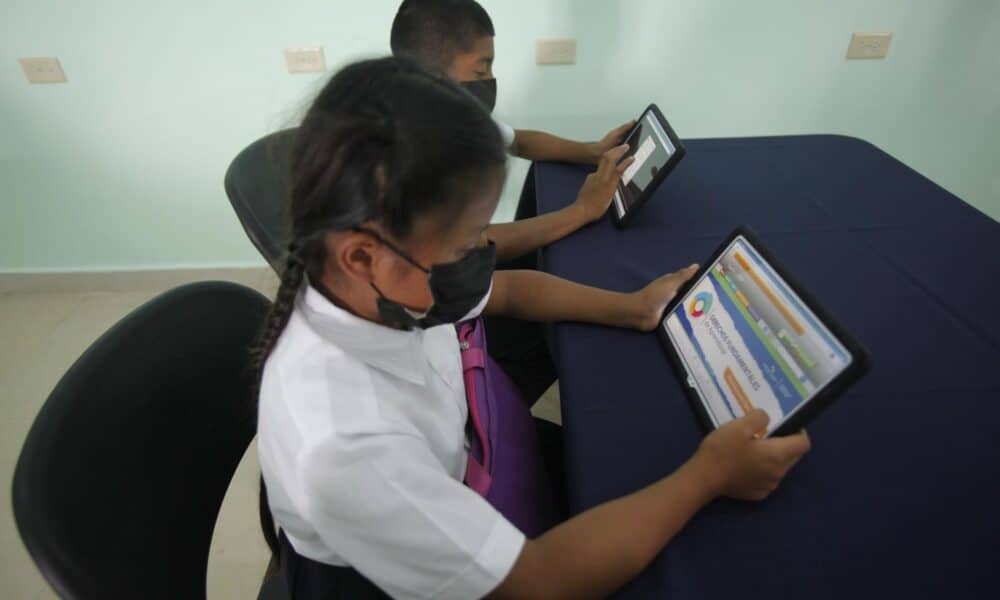 Fotografía de archivo en donde niños revisan internet en dispositivos electrónicos en zona rural del occidente de Panamá. EFE/Carlos Lemos