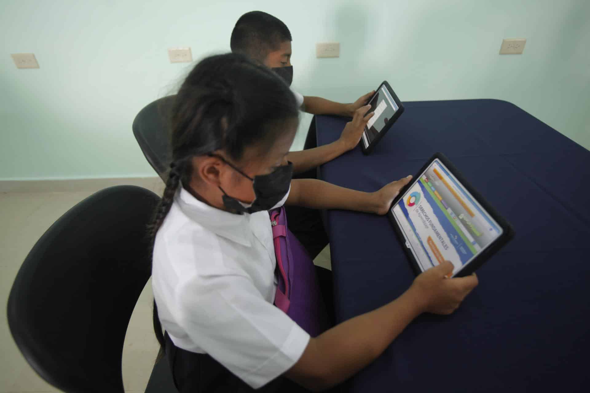 Fotografía de archivo en donde niños revisan internet en dispositivos electrónicos en zona rural del occidente de Panamá. EFE/Carlos Lemos