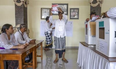 Indonesios vota en las elecciones regionales y locales más grandes en la historia del país. 
EFE/EPA/MADE NAGI