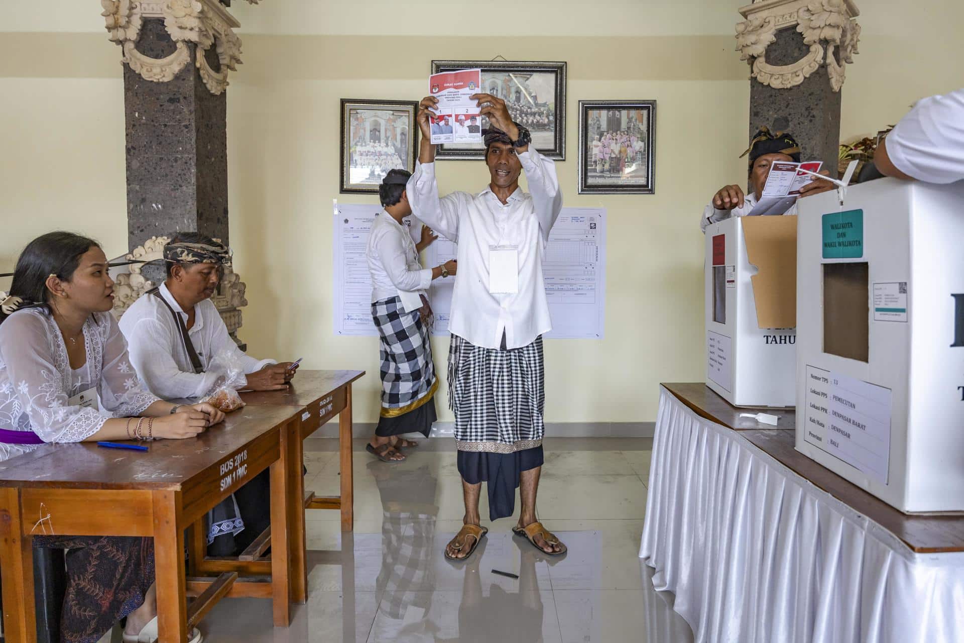 Indonesios vota en las elecciones regionales y locales más grandes en la historia del país. 
EFE/EPA/MADE NAGI