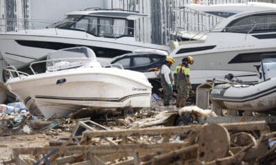 Dos bomberos inspeccionan las inmediaciones de una empresa con lanchas marinas en Massanassa, este miércoles. EFE/Miguel Ángel Polo