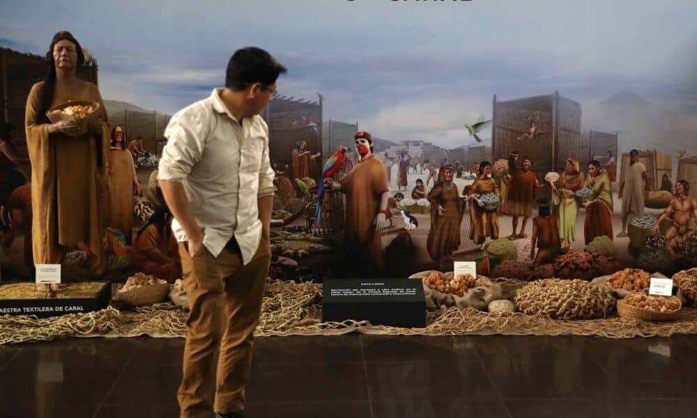 Foto de archivo de un hombre observando una obra sobre la sociedad Caral, considerada la civilización más antigua de Latinoamérica. EFE/ Paolo Aguilar