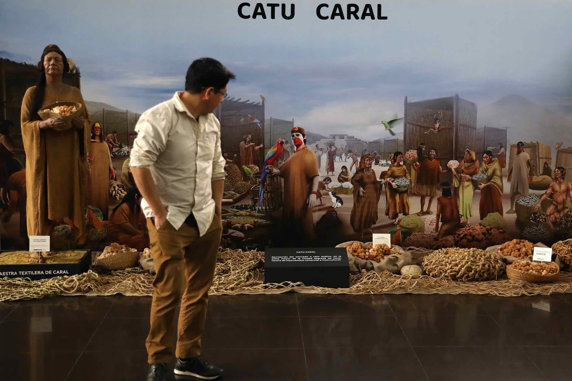 Foto de archivo de un hombre observando una obra sobre la sociedad Caral, considerada la civilización más antigua de Latinoamérica. EFE/ Paolo Aguilar