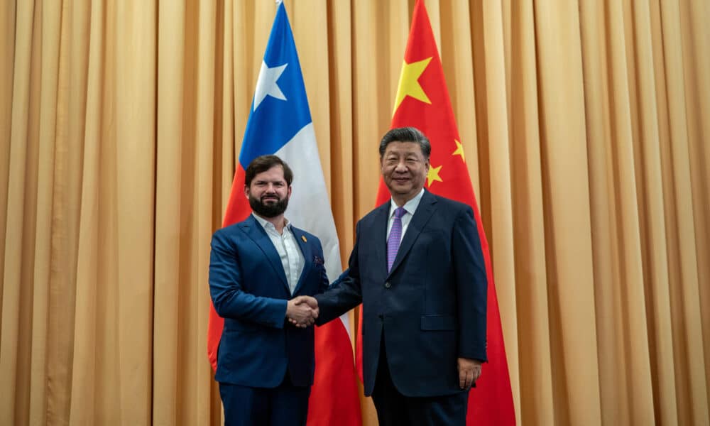 Fotografía cedida del presidente de Chile, Gabriel Boric (i), estrechando la mano del presidente de China, Xi Jiping, durante una reunión bilateral en el encuentro de líderes de los países de Asia Pacífico (APEC), este 15 de noviembre de 2024, en Lima (Perú). EFE/ Presidencia De Chile