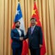 Fotografía cedida del presidente de Chile, Gabriel Boric (i), estrechando la mano del presidente de China, Xi Jiping, durante una reunión bilateral en el encuentro de líderes de los países de Asia Pacífico (APEC), este 15 de noviembre de 2024, en Lima (Perú). EFE/ Presidencia De Chile