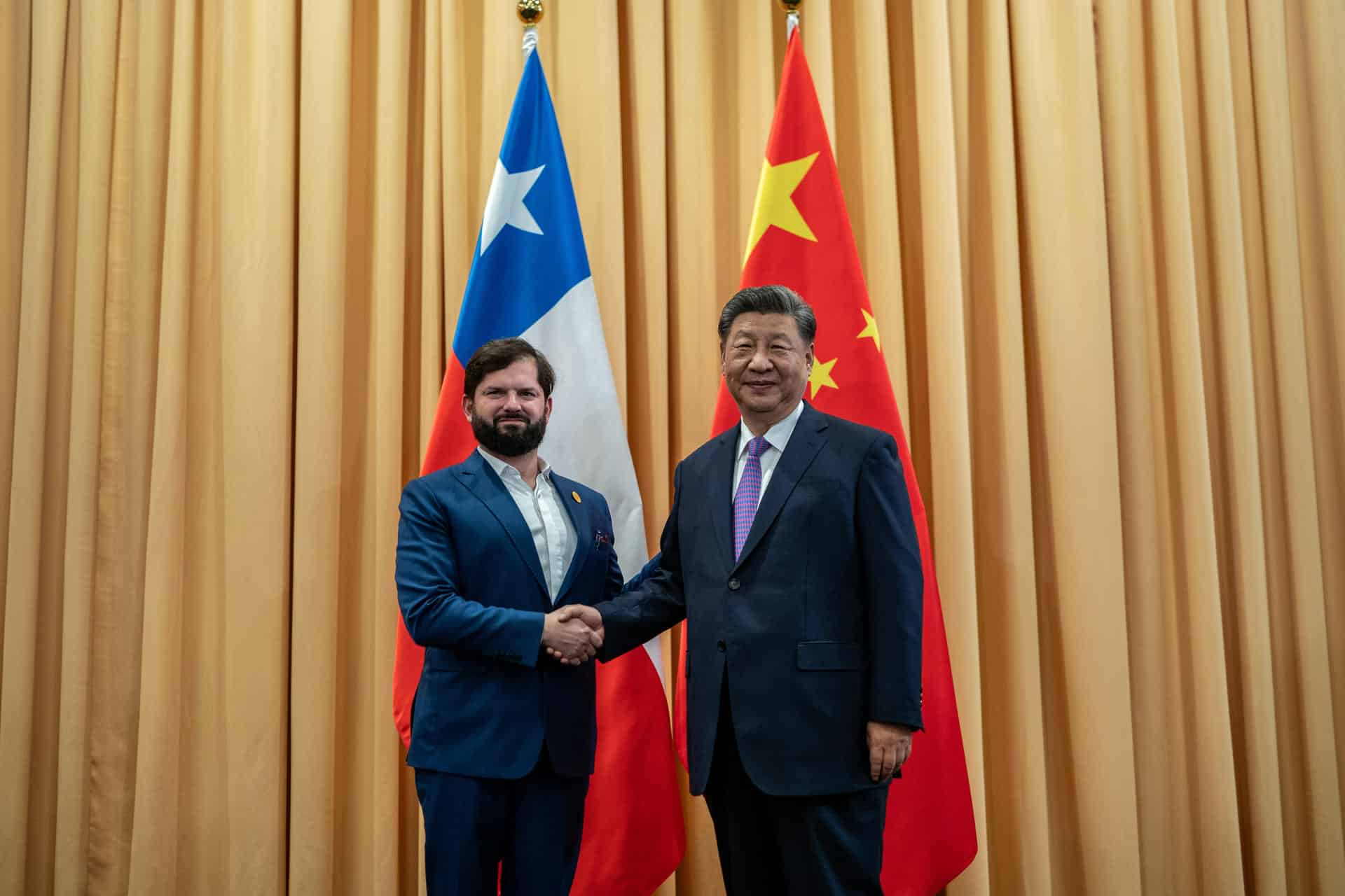 Fotografía cedida del presidente de Chile, Gabriel Boric (i), estrechando la mano del presidente de China, Xi Jiping, durante una reunión bilateral en el encuentro de líderes de los países de Asia Pacífico (APEC), este 15 de noviembre de 2024, en Lima (Perú). EFE/ Presidencia De Chile