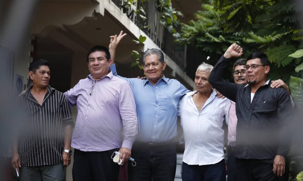 Fotografía de archivo del pasado 18 de octubre de los ambientalistas, desde la izquierda, Miguel Gámez, Saúl Rivas, Alejandro Láinez, Pedro Rivas, Antonio Pacheco y Fidel Recinos, luego de salir de una audiencia en Sensuntepeque (El Salvador). EFE/ Rodrigo Sura