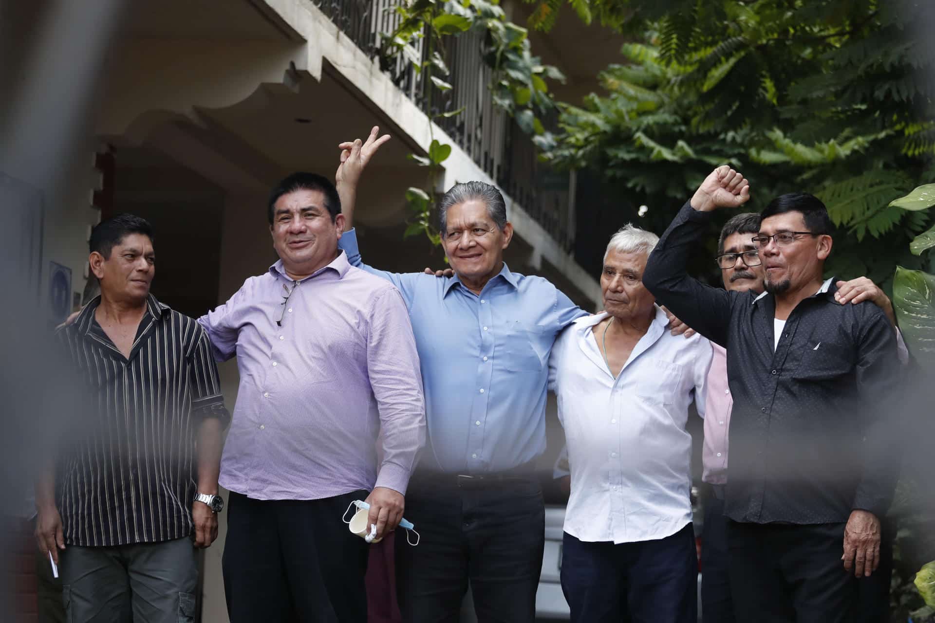 Fotografía de archivo del pasado 18 de octubre de los ambientalistas, desde la izquierda, Miguel Gámez, Saúl Rivas, Alejandro Láinez, Pedro Rivas, Antonio Pacheco y Fidel Recinos, luego de salir de una audiencia en Sensuntepeque (El Salvador). EFE/ Rodrigo Sura