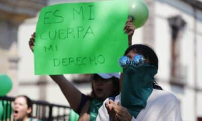 Integrantes de colectivos feministas se manifiestan a favor del aborto en las inmediaciones del Congreso del Estado de Jalisco, en Guadalajara (México). Imagen de archivo. EFE/ Francisco Guasco