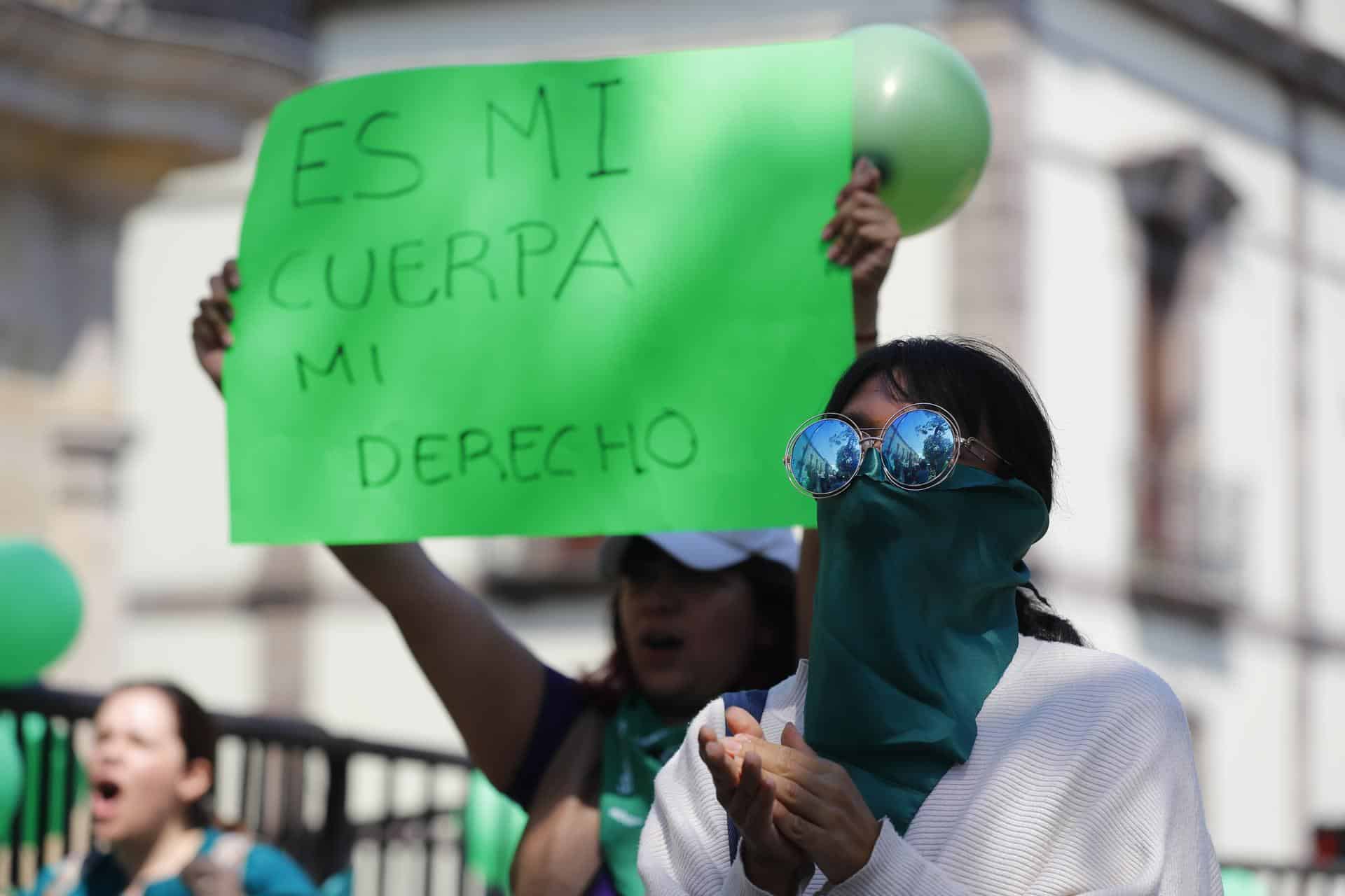 Integrantes de colectivos feministas se manifiestan a favor del aborto en las inmediaciones del Congreso del Estado de Jalisco, en Guadalajara (México). Imagen de archivo. EFE/ Francisco Guasco