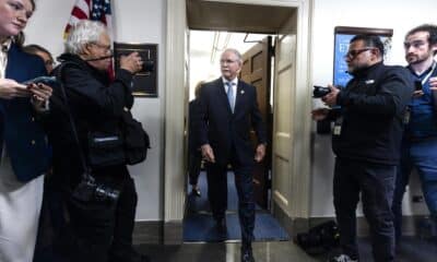 El representante republicano de Florida, John Rutherford (c), abandona una reunión del comité para determinar si se debe publicar su informe sobre las acusaciones de que el excongresista de Florida Matt Gaetz participó en conducta sexual inapropiada en el edificio de oficinas de la Cámara de Representantes de Longworth en Washington. EFE/EPA/JIM LO SCALZO