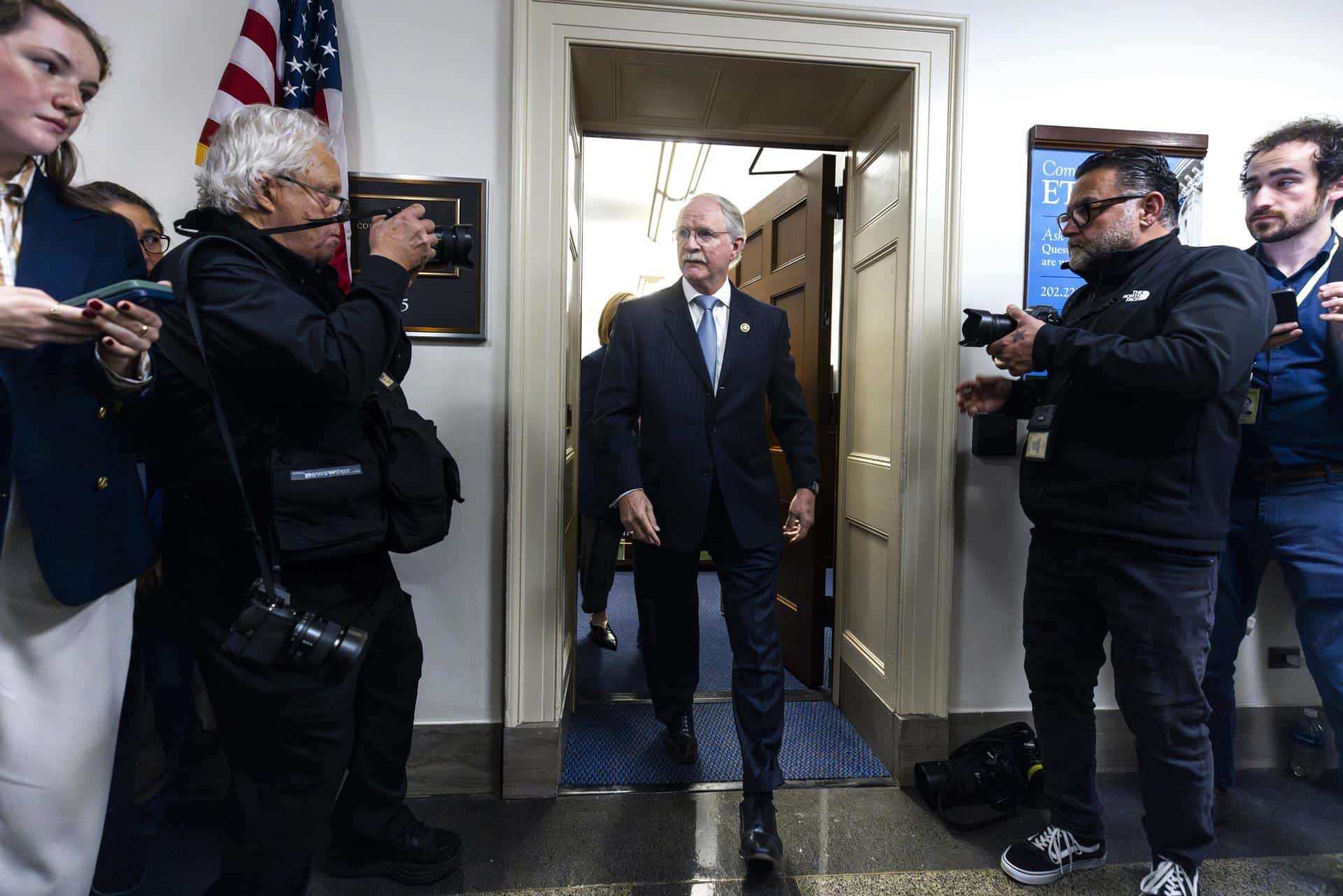 El representante republicano de Florida, John Rutherford (c), abandona una reunión del comité para determinar si se debe publicar su informe sobre las acusaciones de que el excongresista de Florida Matt Gaetz participó en conducta sexual inapropiada en el edificio de oficinas de la Cámara de Representantes de Longworth en Washington. EFE/EPA/JIM LO SCALZO