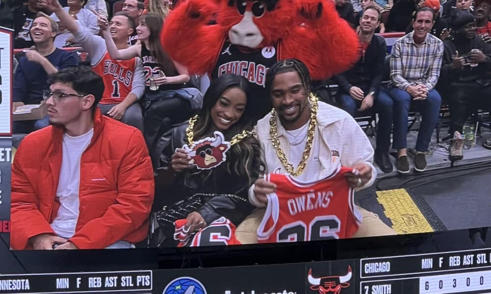 La gimnasta estadounidense Simone Biles y su marido, el jugador de la NFL Jonathan Owens, aparecen en una pantalla durante el partido de la NBA entre Chicago Bulls y Minnesota Timberwolves, en el United Center de Chicago. EFE/ Andrea Montolivo