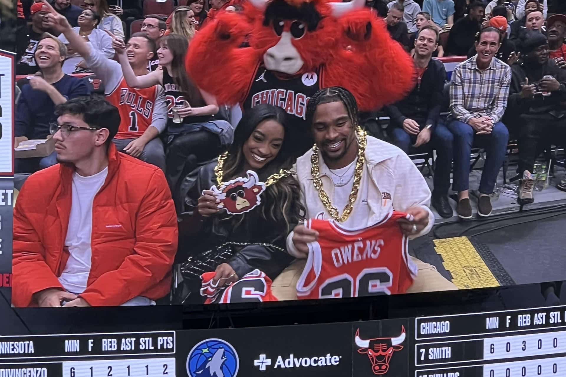 La gimnasta estadounidense Simone Biles y su marido, el jugador de la NFL Jonathan Owens, aparecen en una pantalla durante el partido de la NBA entre Chicago Bulls y Minnesota Timberwolves, en el United Center de Chicago. EFE/ Andrea Montolivo