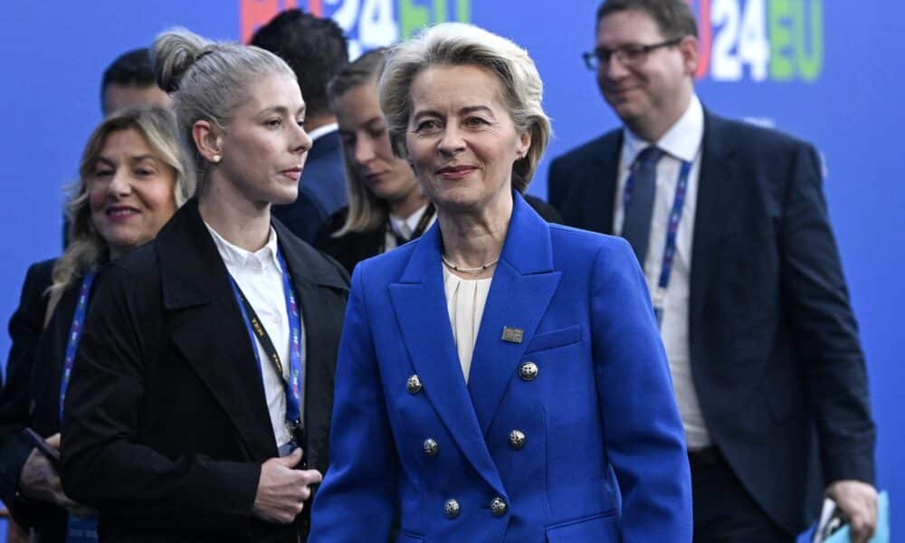 La presidenta de la Comisión Europea, Ursula von der Leyen (C), llega a una cumbre informal del Consejo Europeo en el Arena Puskas en Budapest, Hungría, el 08 de noviembre de 2024. La reunión informal se lleva a cabo tras la quinta cumbre de la Comunidad Política Europea. Hungría ostenta la presidencia del Consejo Europeo hasta el 31 de diciembre. (Hungría) EFE/EPA/SZILARD KOSZTICSAK HUNGRÍA FUERA