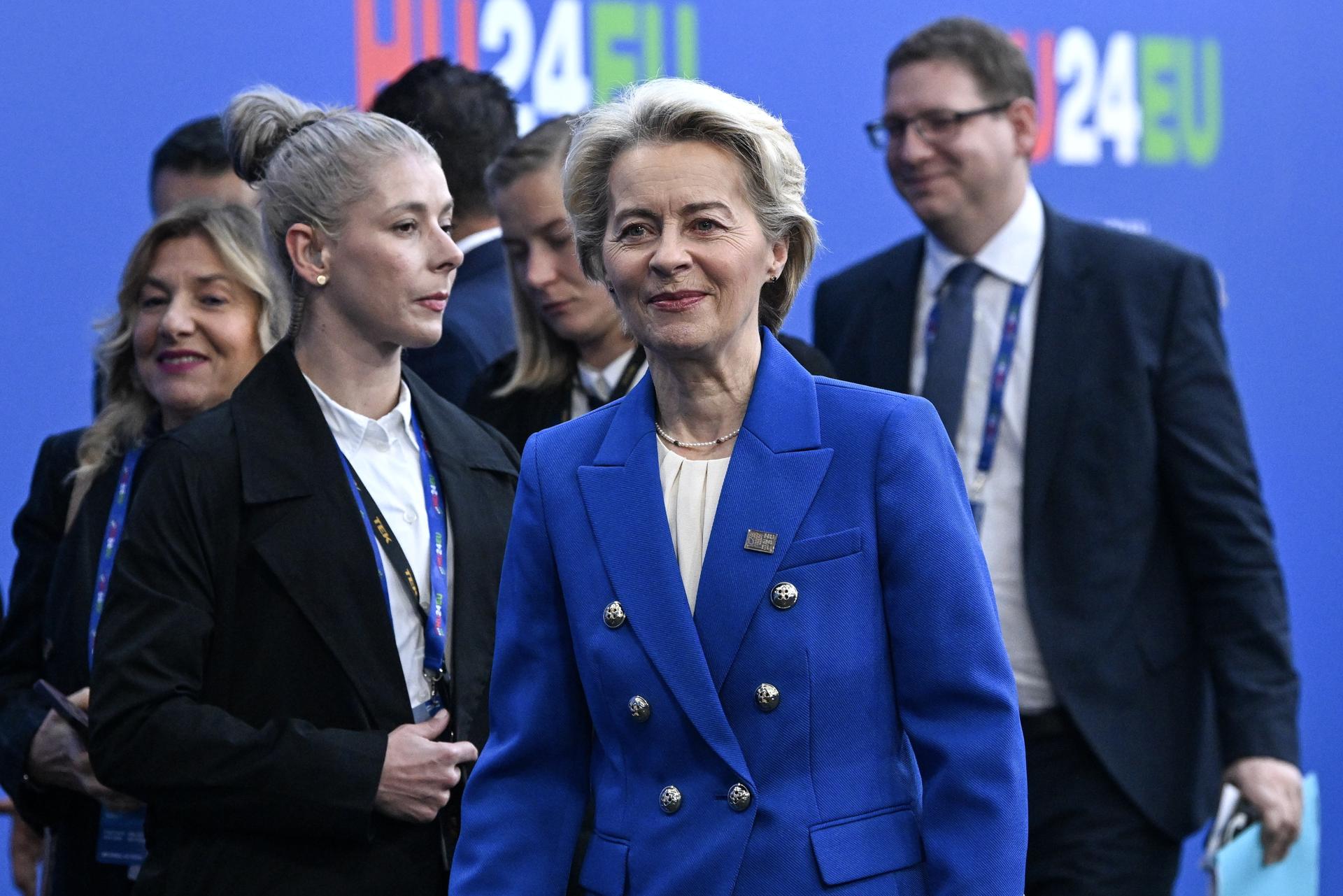 La presidenta de la Comisión Europea, Ursula von der Leyen (C), llega a una cumbre informal del Consejo Europeo en el Arena Puskas en Budapest, Hungría, el 08 de noviembre de 2024. La reunión informal se lleva a cabo tras la quinta cumbre de la Comunidad Política Europea. Hungría ostenta la presidencia del Consejo Europeo hasta el 31 de diciembre. (Hungría) EFE/EPA/SZILARD KOSZTICSAK HUNGRÍA FUERA