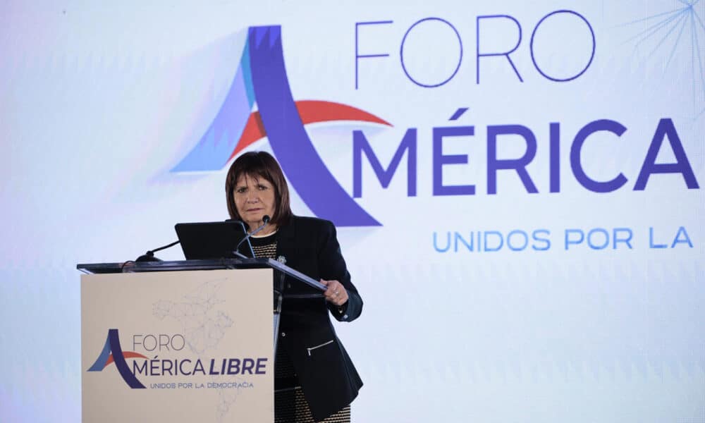 La ministra de Seguridad de Argentina, Patricia Bullrich, habla durante el Foro América Libre, este viernes en Ciudad de México (México). EFE/José Méndez