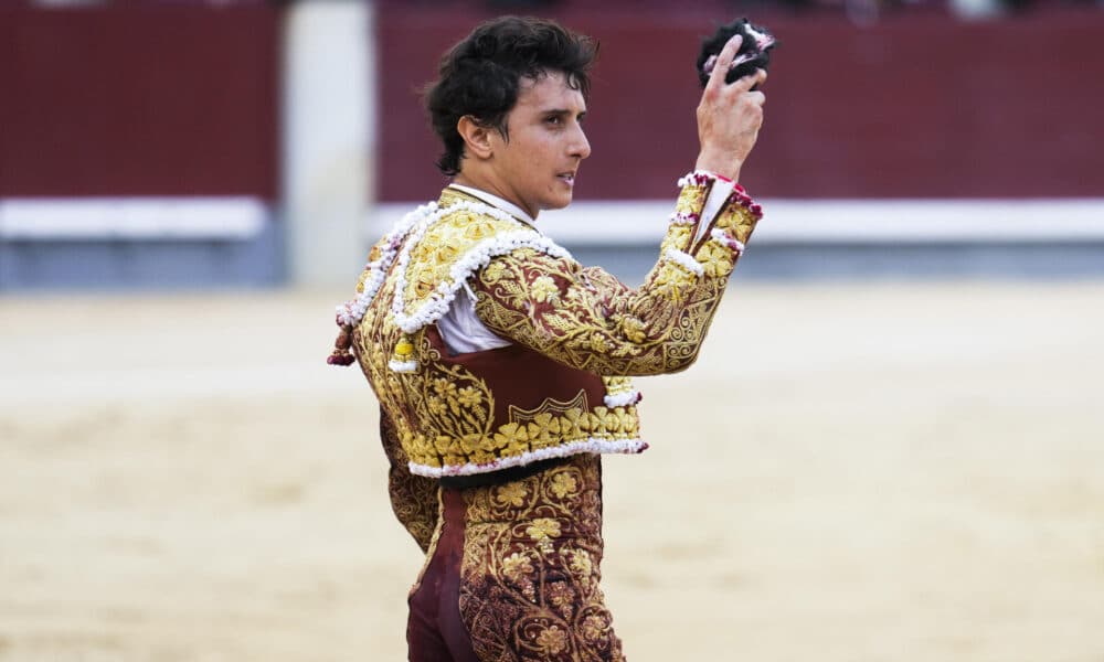 El diestro peruano Andrés Roca Rey saluda con su trofeo durante el festejo taurino de la Feria de Octubre que se celebró el 6 de octubre de 2024 en la Monumental de Las Ventas, en Madrid. Roca Rey volvió en 2024 a liderar, con 70 actuaciones, el escalafón de matadores de toros de la temporada europea, incrementando en doce el número de festejos toreados con respecto a la campaña anterior y con un balance de 129 orejas cortadas. EFE/Borja Sánchez-Trillo