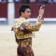 El diestro peruano Andrés Roca Rey saluda con su trofeo durante el festejo taurino de la Feria de Octubre que se celebró el 6 de octubre de 2024 en la Monumental de Las Ventas, en Madrid. Roca Rey volvió en 2024 a liderar, con 70 actuaciones, el escalafón de matadores de toros de la temporada europea, incrementando en doce el número de festejos toreados con respecto a la campaña anterior y con un balance de 129 orejas cortadas. EFE/Borja Sánchez-Trillo