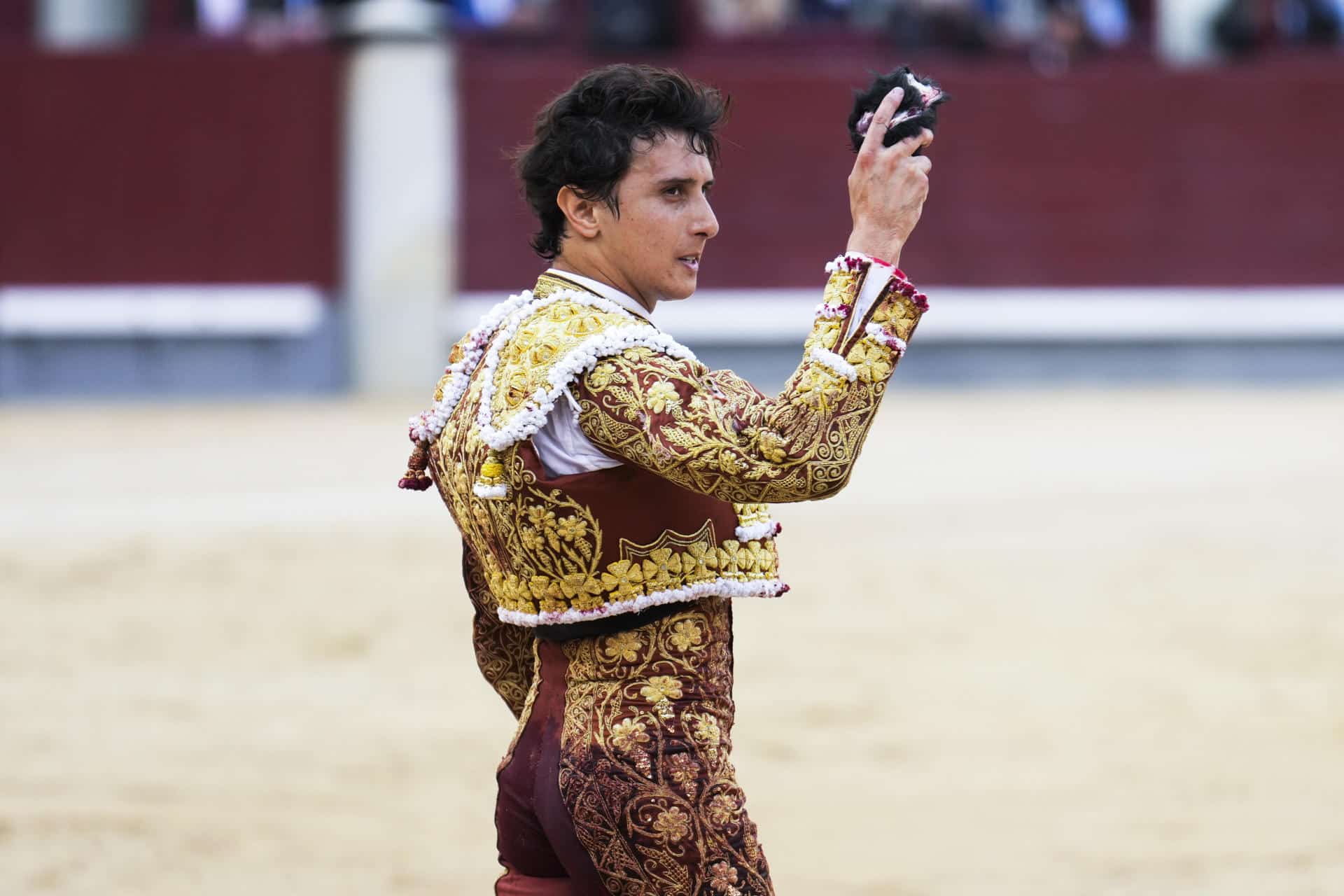 El diestro peruano Andrés Roca Rey saluda con su trofeo durante el festejo taurino de la Feria de Octubre que se celebró el 6 de octubre de 2024 en la Monumental de Las Ventas, en Madrid. Roca Rey volvió en 2024 a liderar, con 70 actuaciones, el escalafón de matadores de toros de la temporada europea, incrementando en doce el número de festejos toreados con respecto a la campaña anterior y con un balance de 129 orejas cortadas. EFE/Borja Sánchez-Trillo