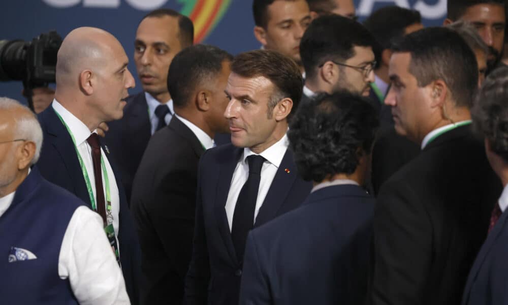 El presidente de Francia Emmanuel Macron (c), participa en la fotografía oficial al cierre del segundo día de la Cumbre de jefes de Estado del G20, este martes en Río de Janeiro (Brasil). EFE/ Antonio Lacerda