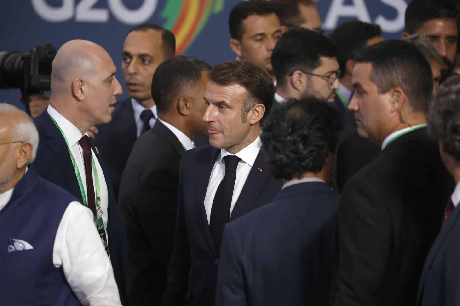 El presidente de Francia Emmanuel Macron (c), participa en la fotografía oficial al cierre del segundo día de la Cumbre de jefes de Estado del G20, este martes en Río de Janeiro (Brasil). EFE/ Antonio Lacerda