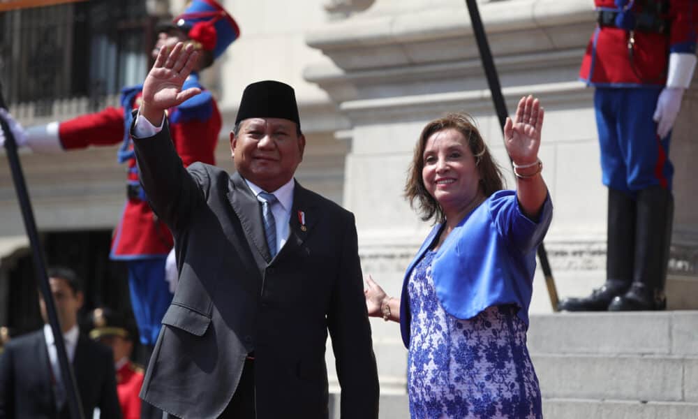 La presidenta de Perú, Dina Boluarte (d), recibe al presidente de Indonesia, Prabowo Subianto, este jueves en el Palacio de Gobierno en Lima (Perú). EFE/Paolo Aguilar