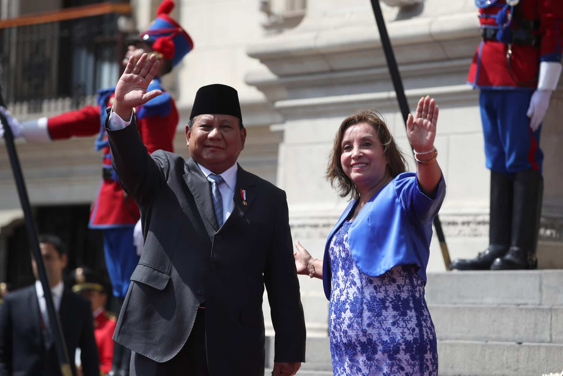 La presidenta de Perú, Dina Boluarte (d), recibe al presidente de Indonesia, Prabowo Subianto, este jueves en el Palacio de Gobierno en Lima (Perú). EFE/Paolo Aguilar